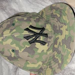 MENS NY YANKEES ADJUSTABLE CAP